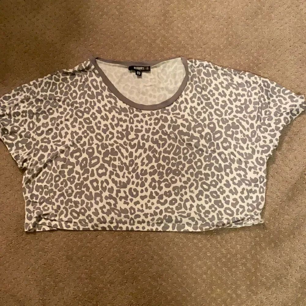 Missguided Leopard Print Cropped Tee Gray White – Size 18